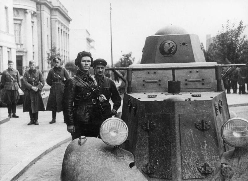 Texte à trous : Le {{1}} du 1er septembre 1939 marque le début de la Seconde Guerre mondiale, lorsque l'Allemagne nazie envahit la {{2}}. Deux jours plus tard, la France et le Royaume-Uni déclarent la guerre à l'Allemagne. — afficher la réponse