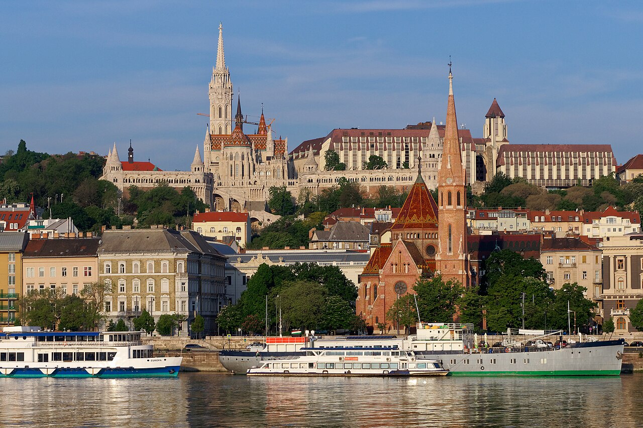 Texte à trous : La capitale de la Hongrie, Budapest, est traversée par le fleuve {{1}} et est connue pour ses bains thermaux. Elle est également divisée en deux parties: {{2}} et Pest. — afficher la réponse