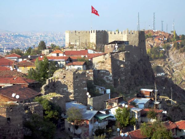 Texte à trous : La capitale officielle d'un pays est la ville désignée comme siège du gouvernement. Par exemple, bien qu'Istanbul soit plus connue, la capitale de la Turquie est {{1}}. De même, la capitale de l'Espagne est {{2}}, située au centre du pays, contrairement à Barcelone. — afficher la réponse