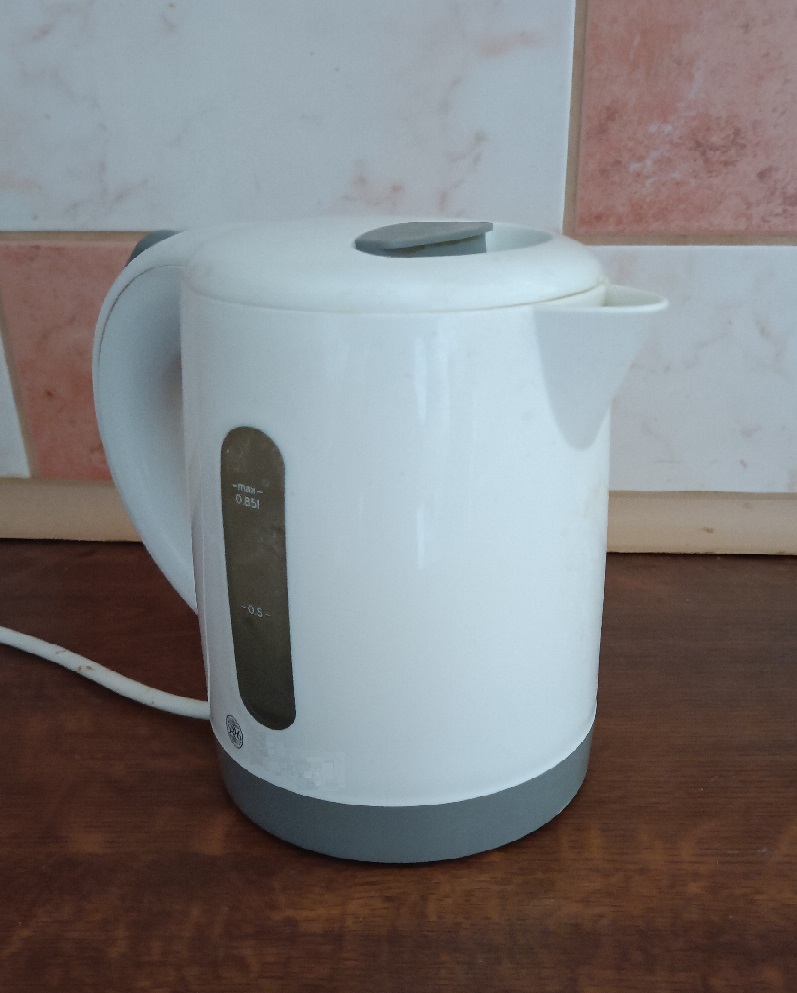 Texte à trous : Lorsqu'une bouilloire électrique chauffe de l'eau, l'énergie électrique est convertie en énergie {{1}}. Cette conversion n'est jamais totale: une partie de l'énergie se transforme en {{2}}, souvent perdue. — afficher la réponse