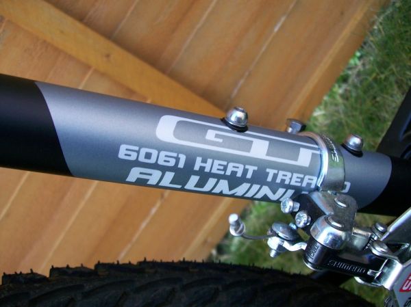 Vrai / Faux : Pour un cadre de vélo, l'aluminium est choisi principalement pour sa légèreté et sa résistance, tandis qu'un plastique recyclé serait moins résistant mais plus léger. — afficher la réponse