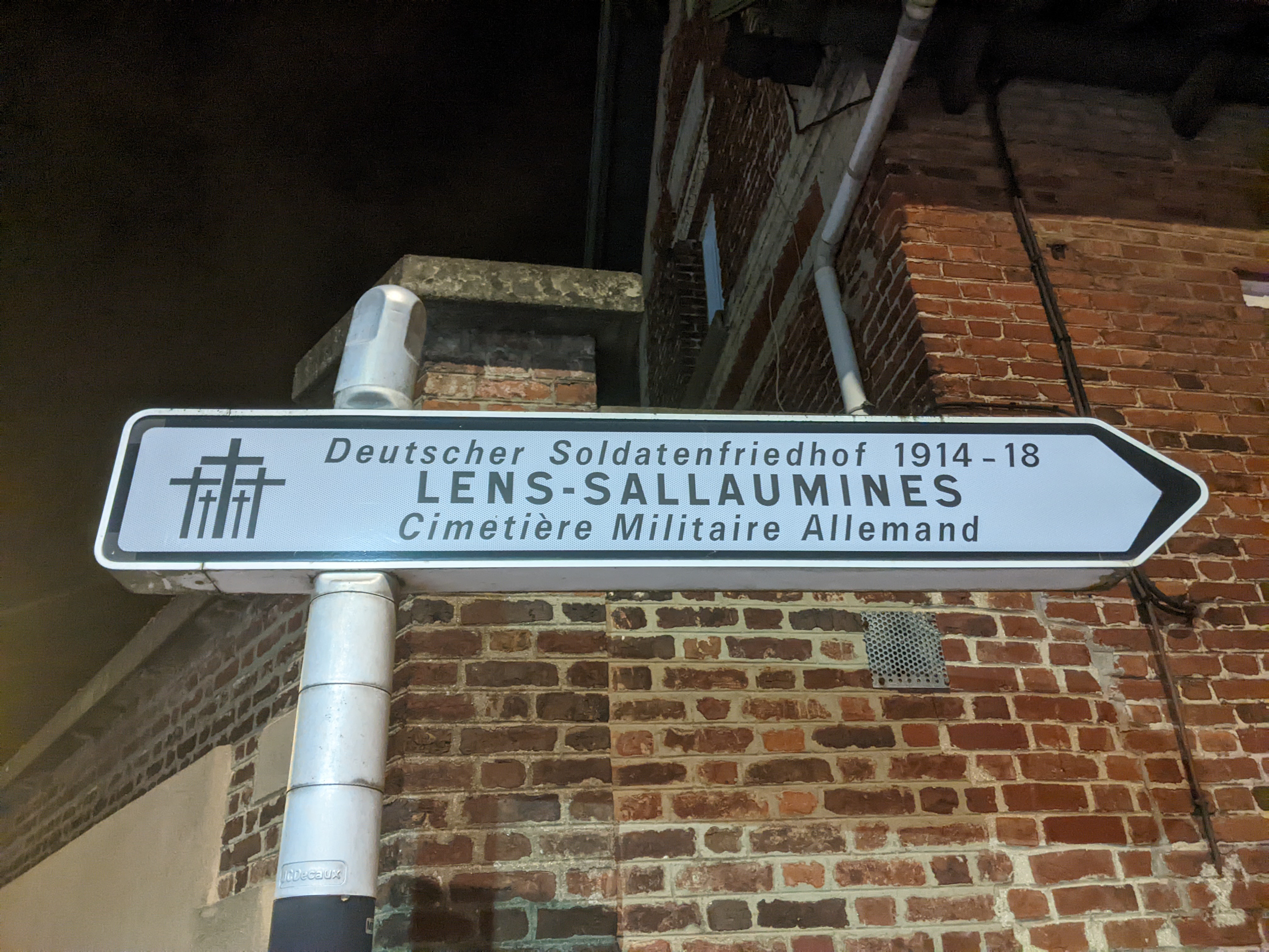 Texte à trous : Pour demander son chemin en allemand, on peut utiliser les mots directionnels suivants: {{1}} (tout droit), {{2}} (à gauche), {{3}} (à droite), et {{4}} (la première rue). Ces termes sont essentiels pour structurer des indications précises. — afficher la réponse