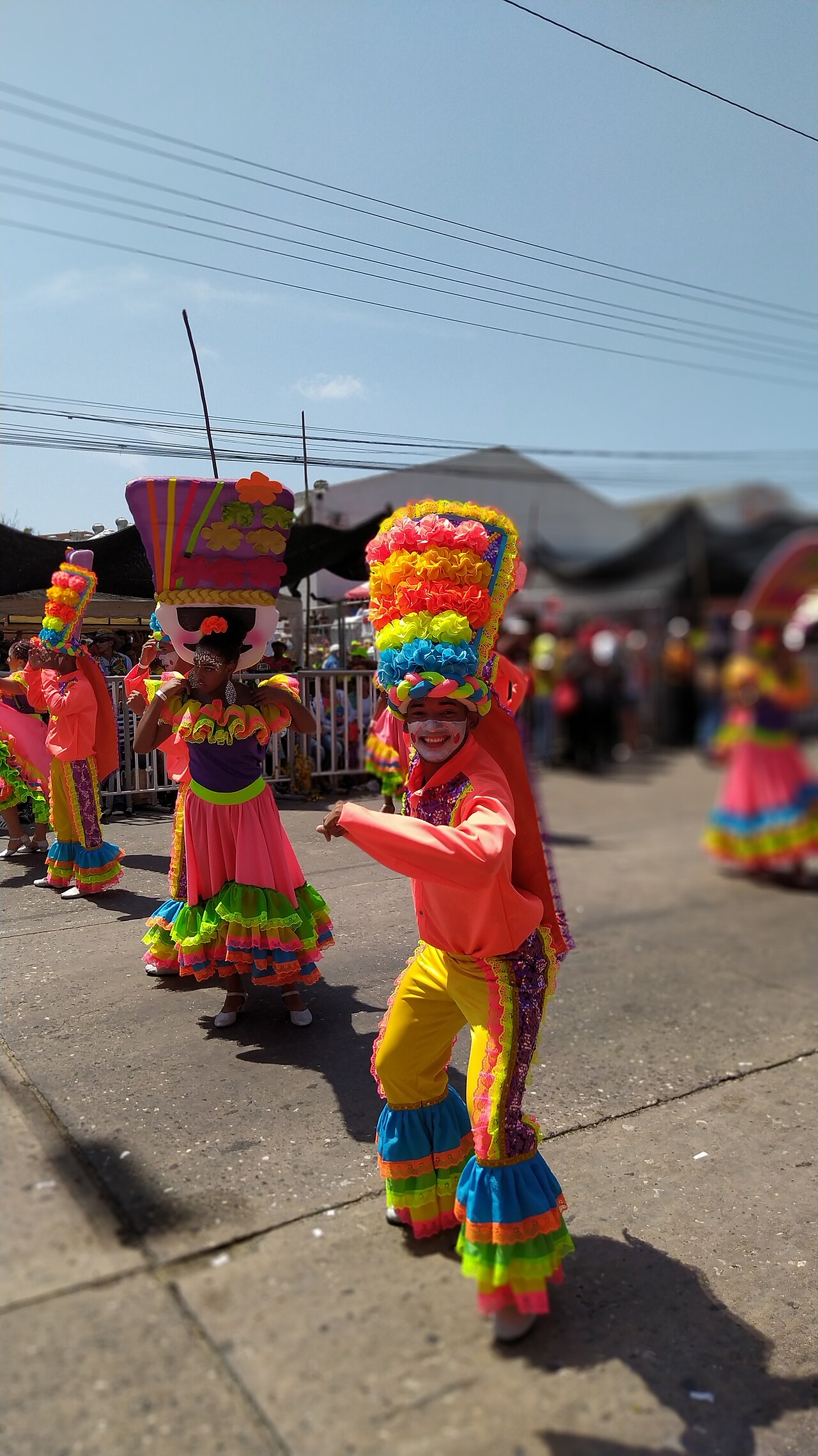 Vrai / Faux : El Carnaval de Barranquilla (Colombia) y la Feria de Abril (España) son ejemplos de folklore porque representan tradiciones populares con raíces históricas y manifestaciones artísticas locales. — afficher la réponse