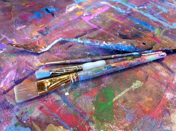 QCM : Quel support artistique est traditionnellement préparé avec un apprêt blanc pour optimiser l'adhérence de la peinture à l'huile et permettre des empâtements expressifs? — afficher la réponse