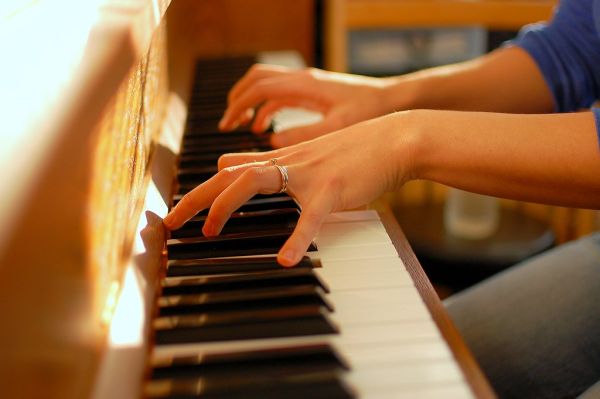 QCM : Parmi les propositions suivantes, laquelle illustre le mieux le concept de phrasé en musique? — afficher la réponse