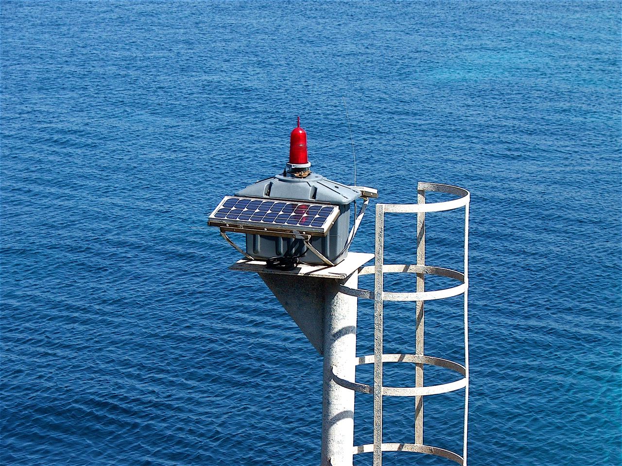 Texte à trous : La chaîne d'énergie d'un système technique se compose de quatre fonctions principales: {{1}} (ex.: alimentation secteur), {{2}} (ex.: relais), {{3}} (ex.: moteur), et {{4}} (ex.: engrenages). — afficher la réponse