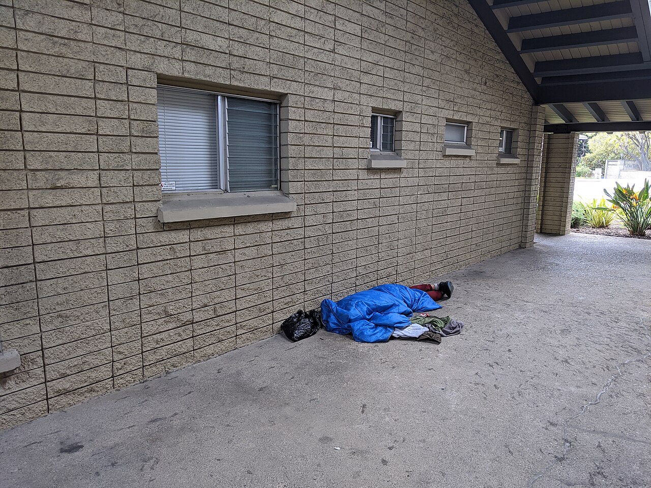 Texte à trous : La solidarité {{1}} repose sur des initiatives {{2}} ou associatives pour répondre à des besoins non couverts par l'État, comme l'aide aux sans-abri ou aux migrants. — afficher la réponse