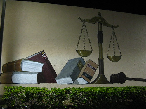 Texte à trous : La justice commutative vise à assurer une égalité dans les {{1}} entre individus, par exemple en échangeant un {{2}} contre un travail. — afficher la réponse