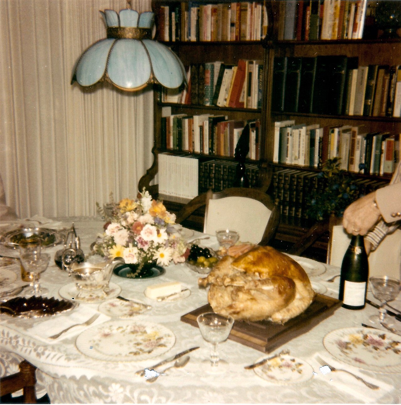 Texte à trous : In the context of cultural identity, {{1}} refers to the process by which traditions, stories, or historical events are passed down through generations. For example, celebrating {{2}} like Thanksgiving in the U.S. or Bastille Day in France reinforces collective memory. — afficher la réponse