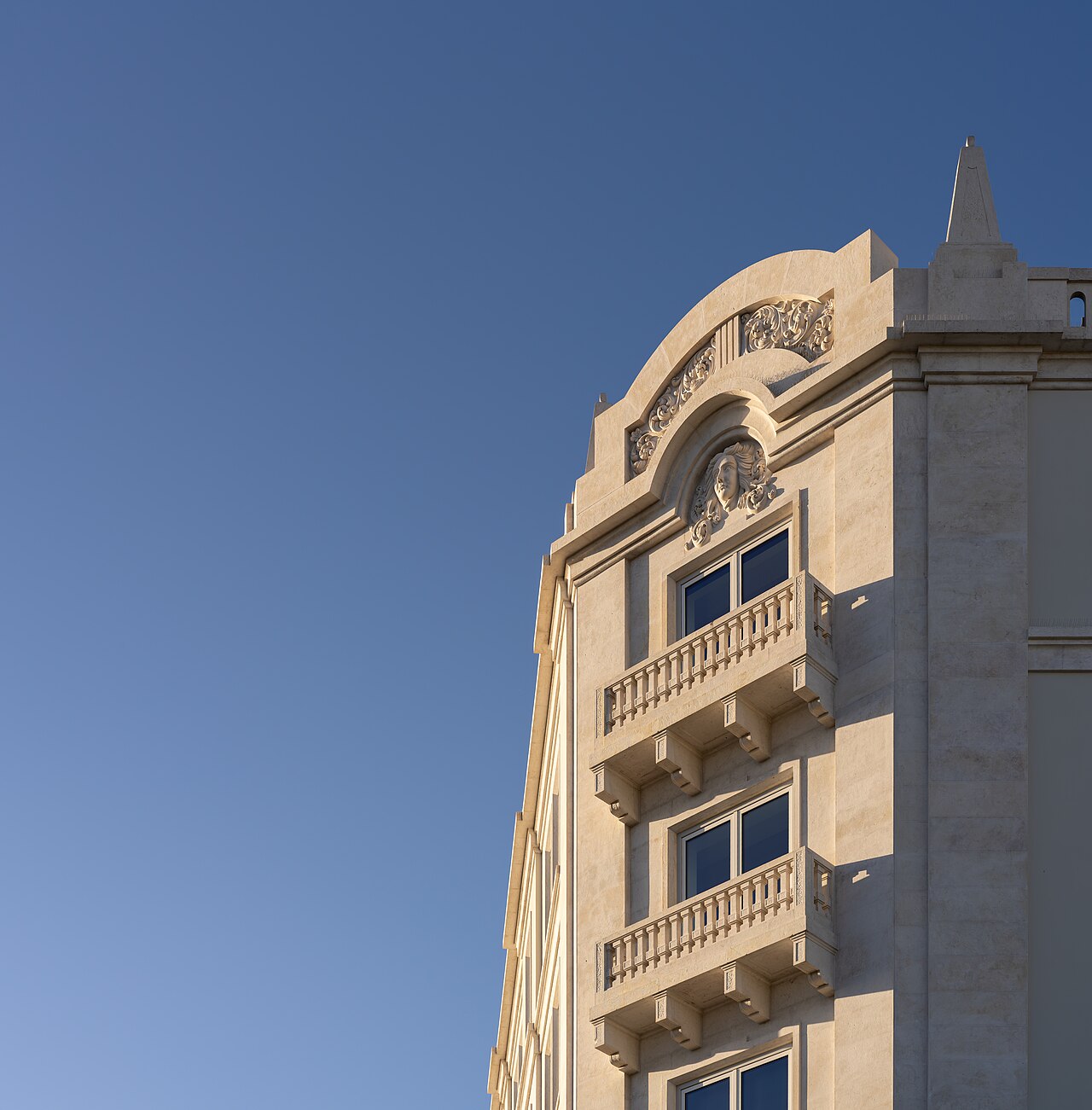 Flashcard : Qu'est-ce qu'une façade dans un plan de bâtiment? Précisez les trois éléments clés qu'elle doit obligatoirement montrer selon la norme NF P 02-001. — afficher la réponse