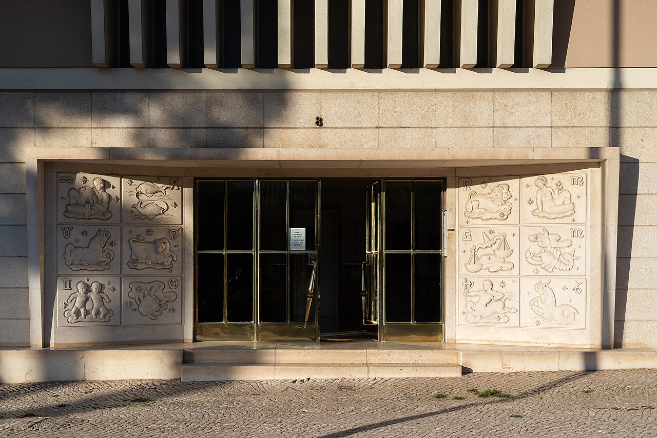 QCM : Sur un plan de façade d'un immeuble de bureaux, quel symbole normalisé indique une porte vitrée coulissante? (Légende conforme à la norme NF P 02-001.) — afficher la réponse