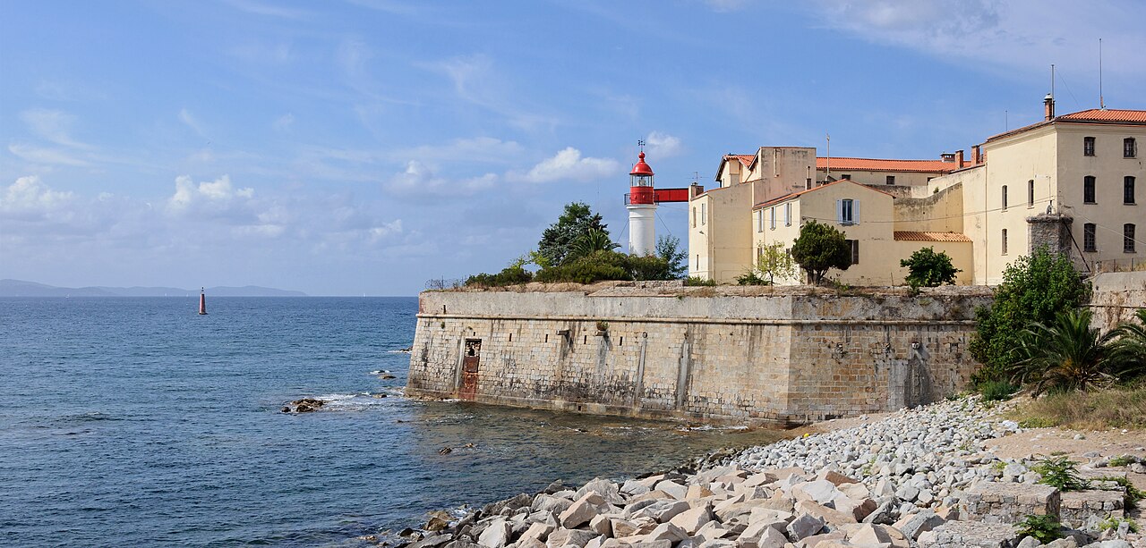 Flashcard : Quelle est la fonction principale d'un phare en navigation maritime, et comment le distingue-t-on des autres aides à la navigation sur une carte marine? — afficher la réponse