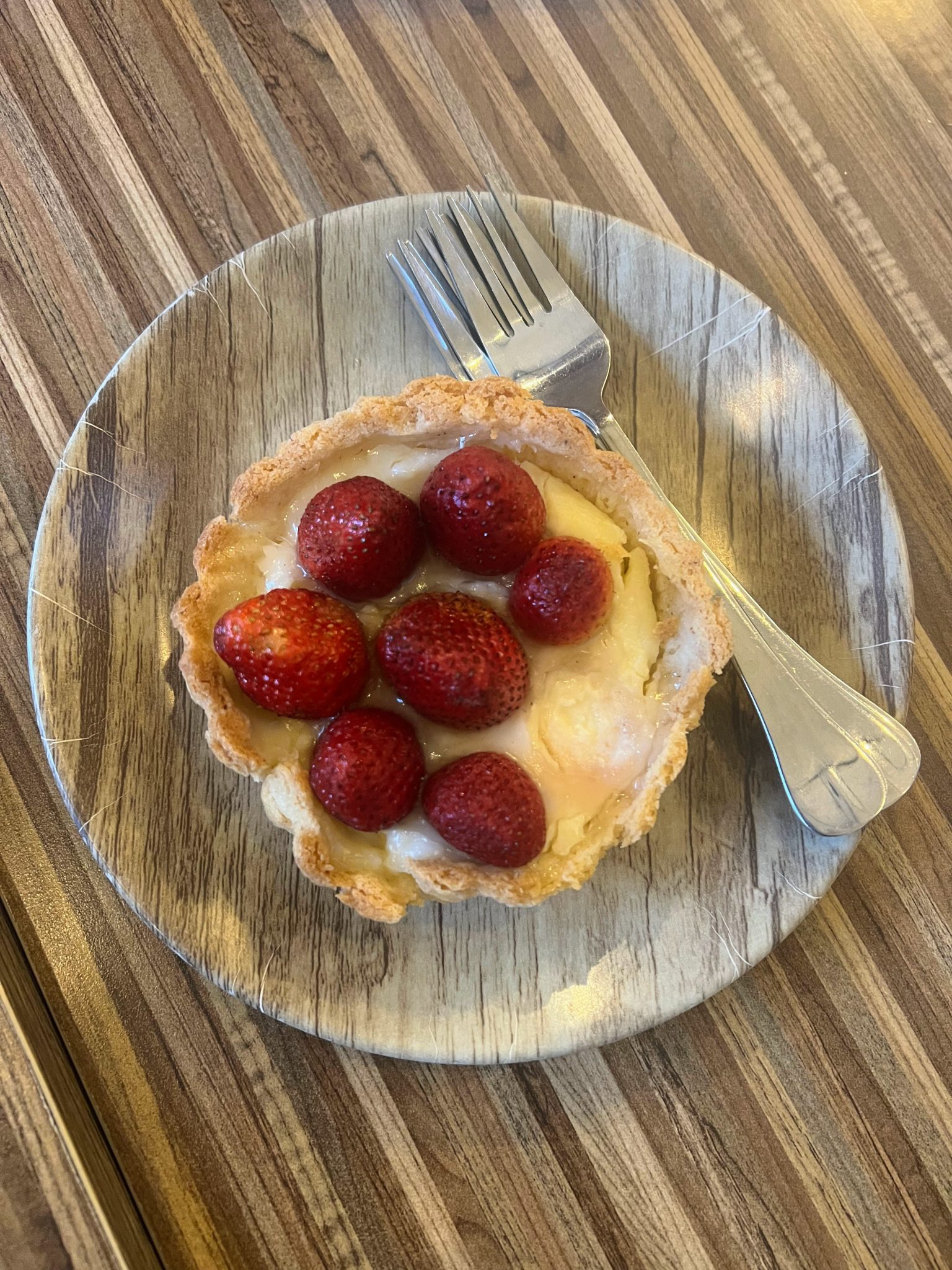 Flashcard : Quelles informations obligatoires doivent figurer sur l'étiquette d'une tarte aux fraises fabriquée en boulangerie-traiteur? Donnez un exemple complet. — afficher la réponse
