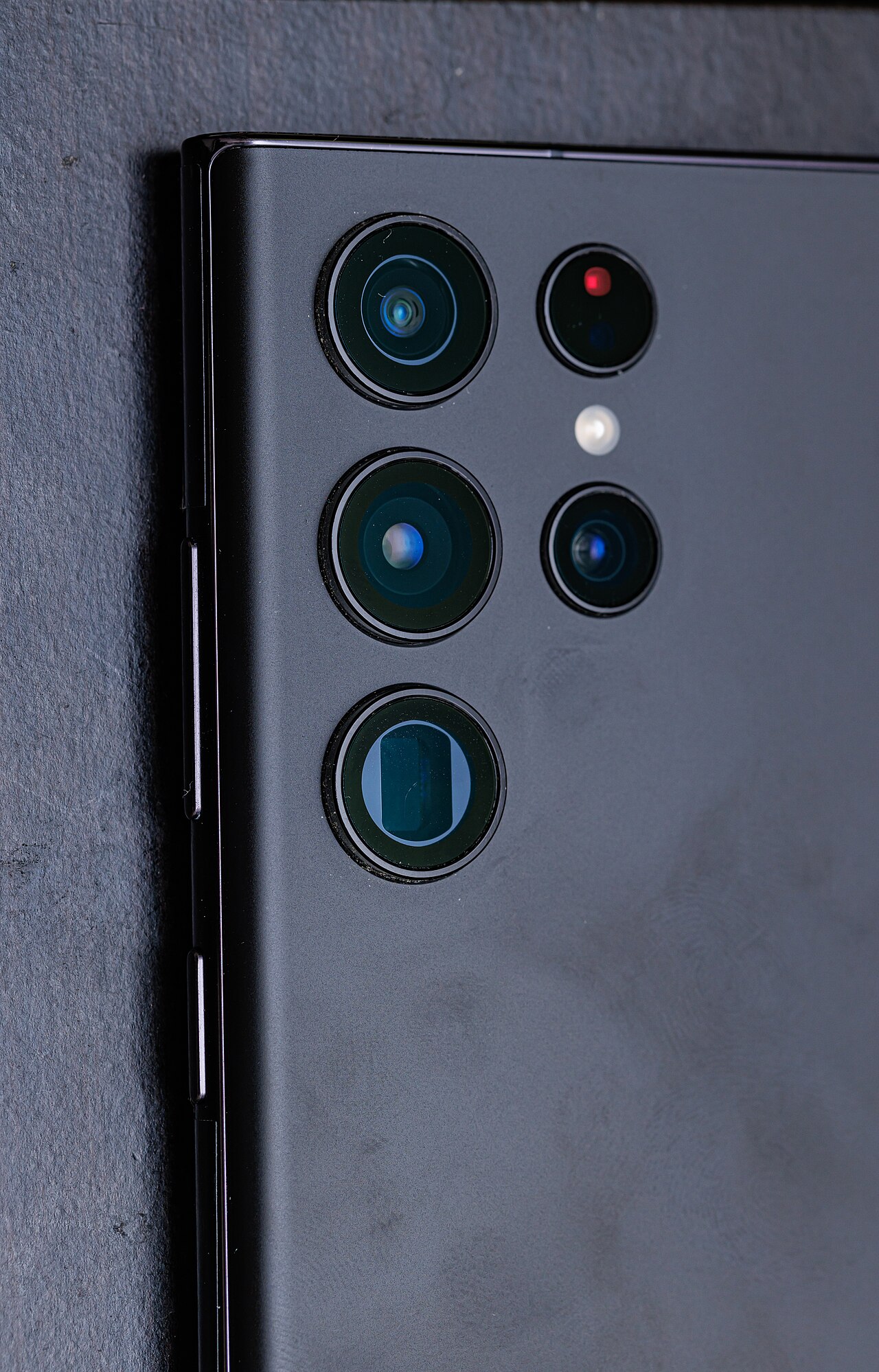 Vrai / Faux : Un composant microtechnique peut combiner des fonctions mécaniques, électroniques et optiques dans un même système, comme c'est le cas pour les modules caméra des smartphones. — afficher la réponse