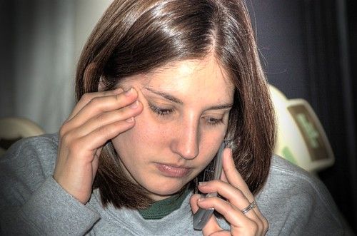 QCM : Parmi les signes suivants, lequel est un signal non verbal caractéristique du stress en contexte professionnel d'accueil? — afficher la réponse