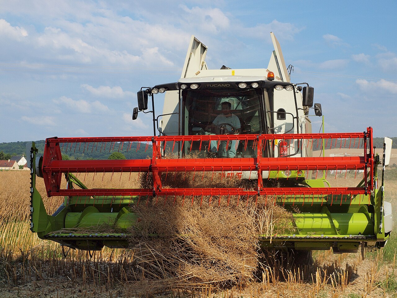 QCM : Parmi les situations suivantes, laquelle illustre un risque de happement sur une machine agricole? — afficher la réponse
