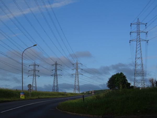 Texte à trous : Lors de la maintenance d'un agroéquipement, il est impératif de respecter une distance de sécurité d'au moins {{1}} mètres par rapport aux lignes électriques aériennes pour éviter tout risque d'{{2}}. — afficher la réponse