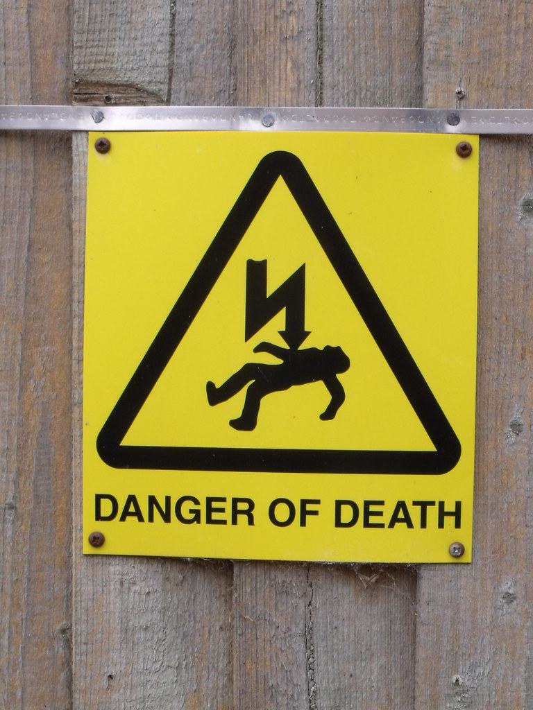QCM : Parmi les éléments suivants, lequel doit être obligatoirement marqué comme zone de danger dans une écurie pour prévenir les risques d'accidents? — afficher la réponse